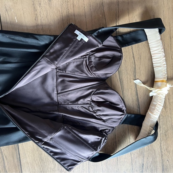 Elegant Black Satin Dress - Picture 4 of 7